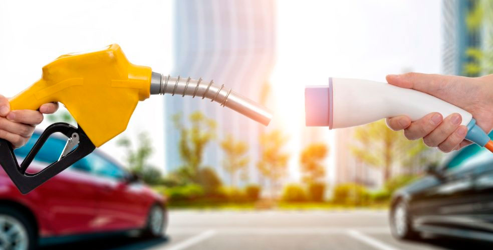Auto eléctrico vs. combustión: menos impuestos, menos empleo y menos muertes
