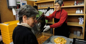 El modelo que convierte el desperdicio alimentario en empleo en Barcelona