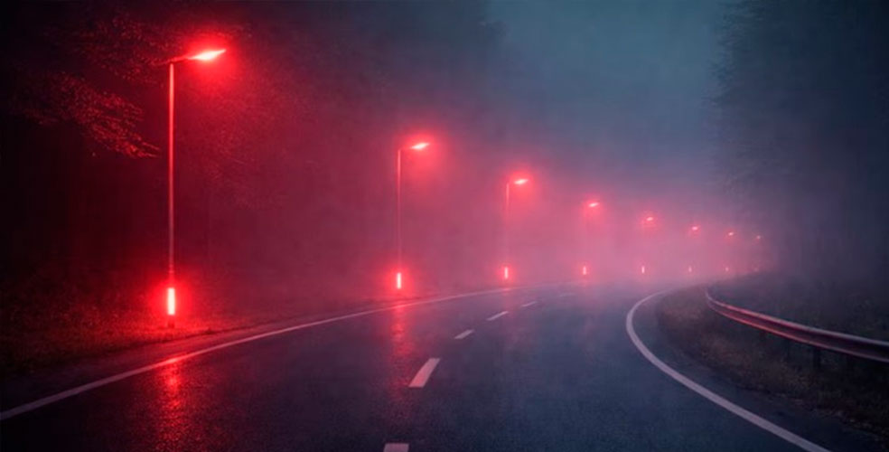 La calle que se ilumina de rojo para salvar la noche