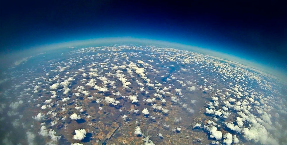 El CO₂ enfría la estratosfera y calienta la Tierra: la paradoja climática que redefinió la ciencia