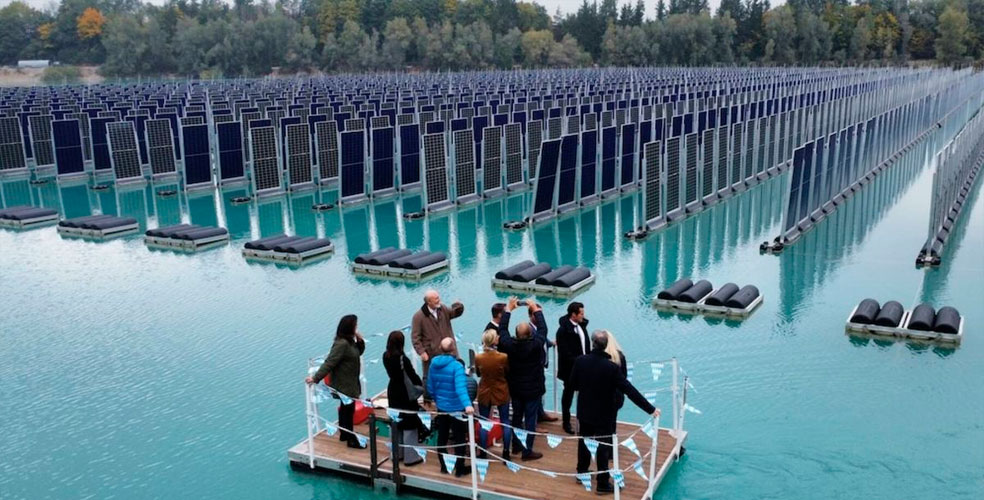 Paneles solares verticales en un lago: La revolución que rompe las reglas de la energía solar