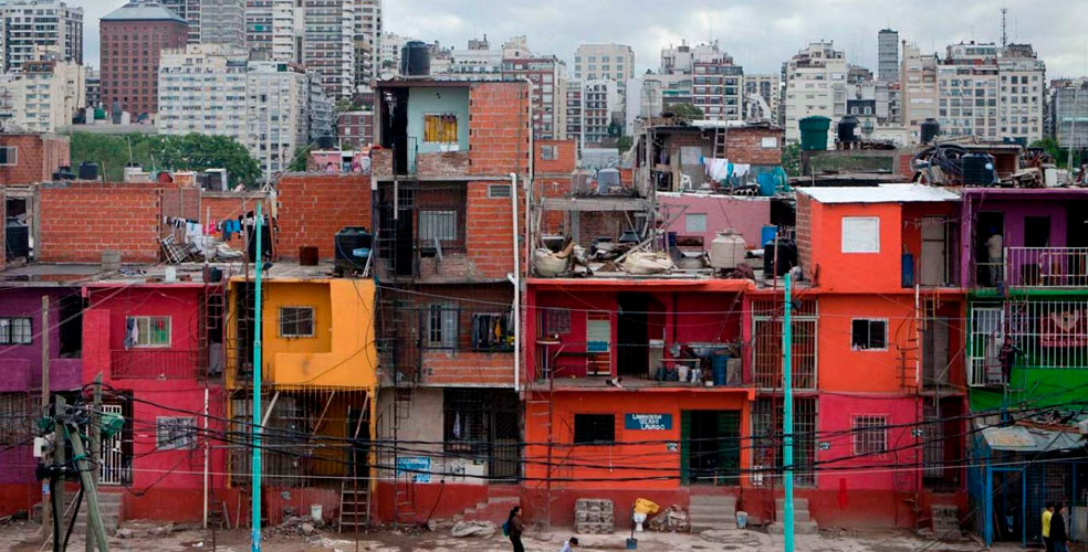 Milei frena la motosierra en los barrios populares